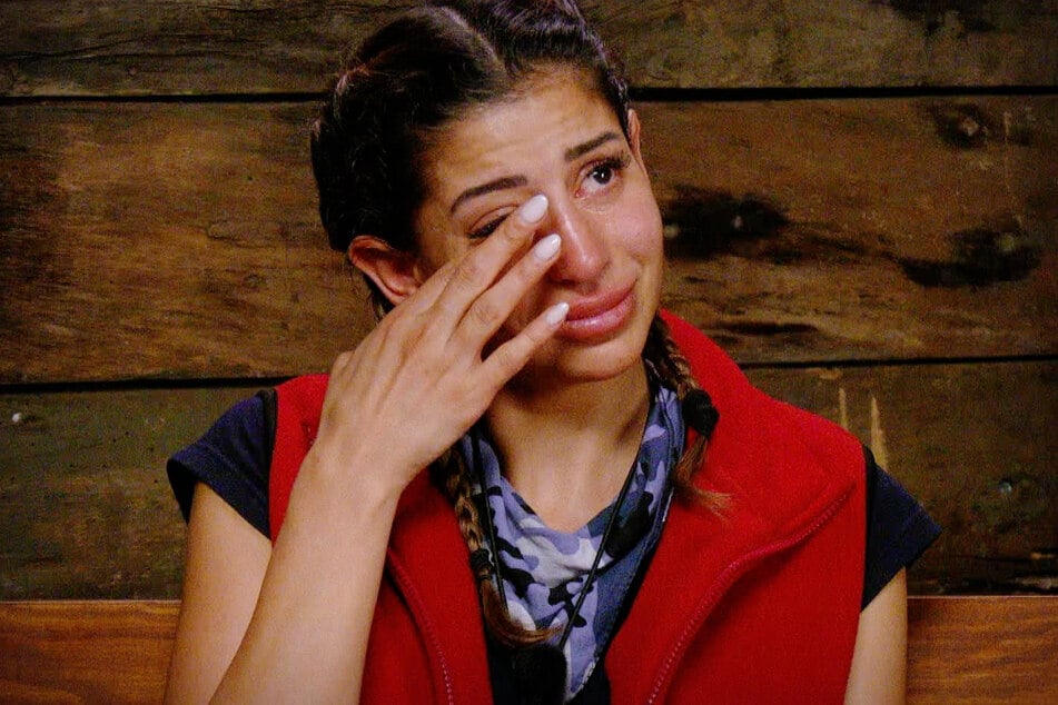 An Tag acht im Dschungelcamp hat Eva Benetatou (33) ihr Herz ausgeschüttet und verraten, warum sie noch heute Probleme hat, Vertrauen zu fassen.