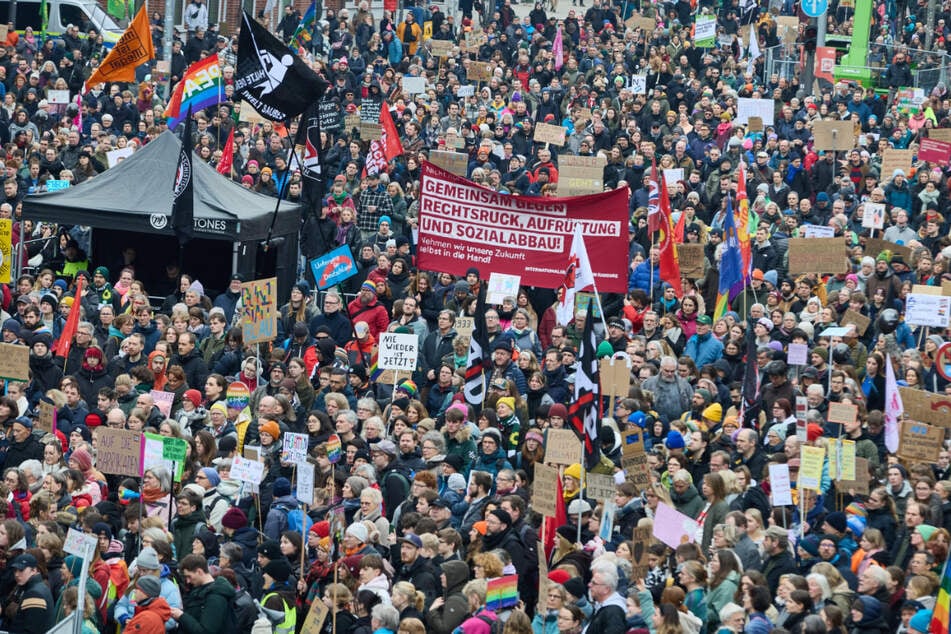 Tausende Menschen demonstrieren in Hamburg am Samstag.