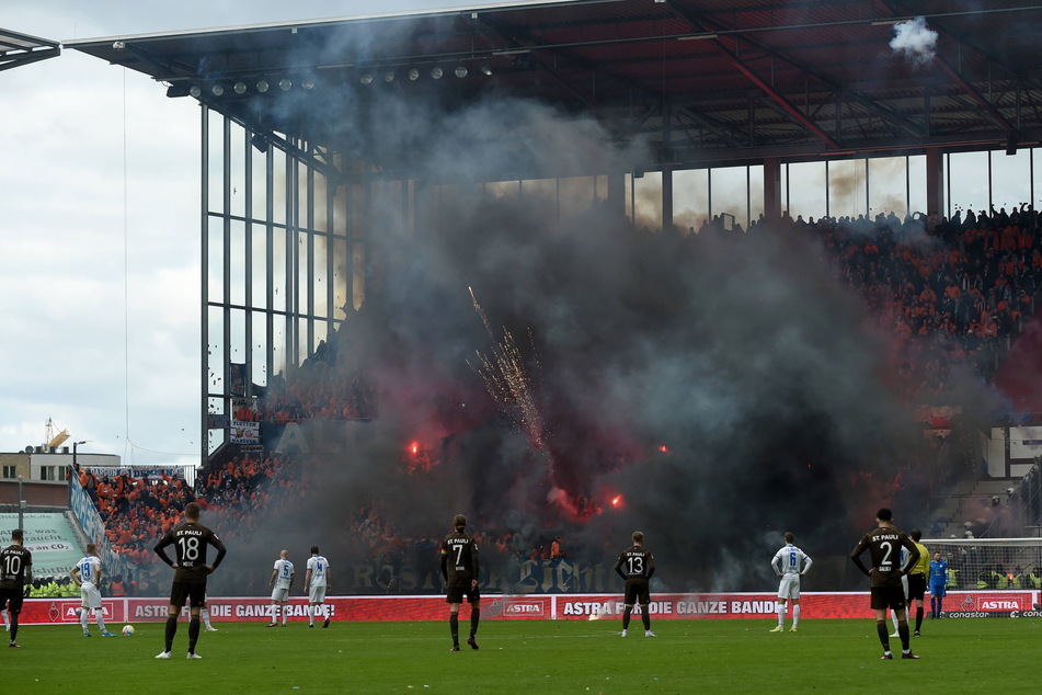 Hansa-Fans fackelten vor knapp zwei Wochen auf St. Pauli regelrecht die Gästetribüne ab. Zudem flogen unzählige Raketen aufs Spielfeld.