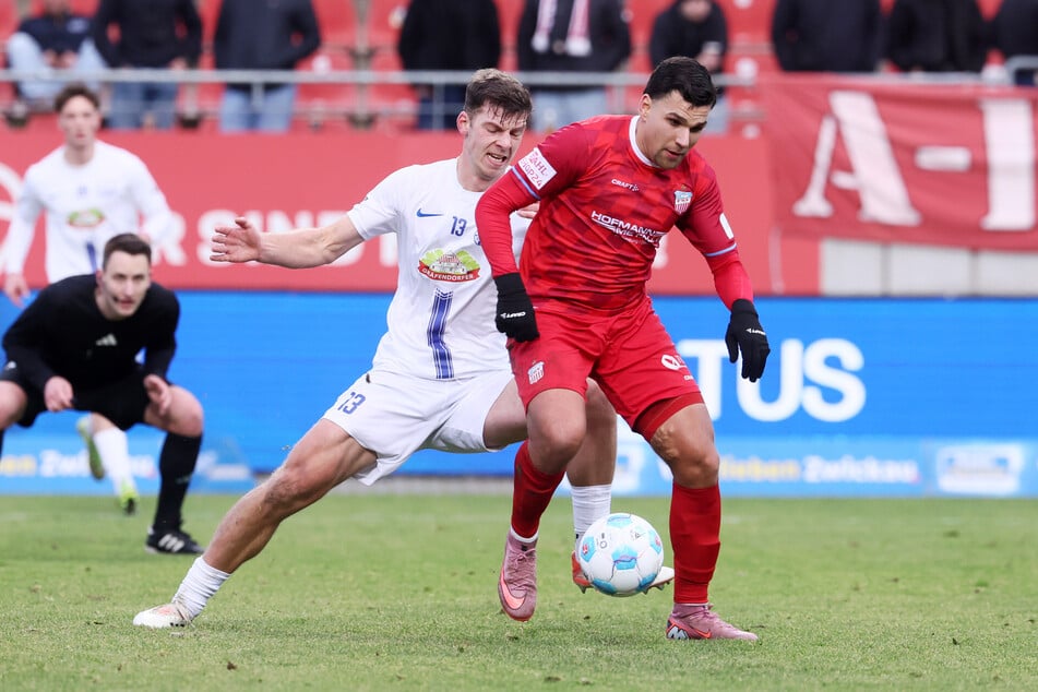 FSV-Kicker Cemal Sezer (v.) im Zweikampf mit Tom Fischer.