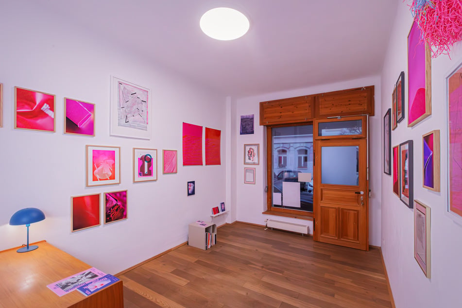 Farblich nicht zurückhaltend: Blick in die Ausstellung "Rosapinkrot".