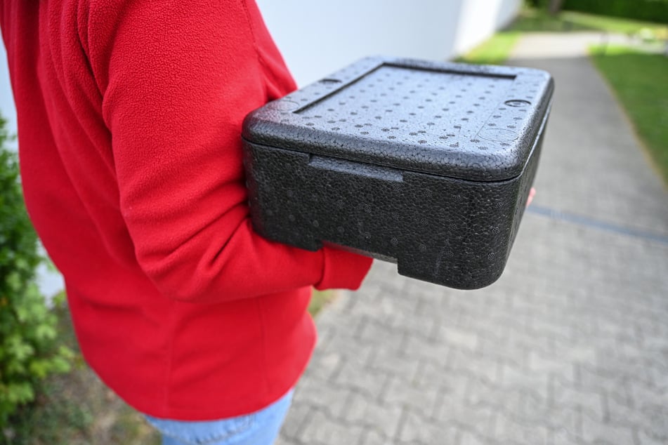 Der 29-jährige Essenslieferant wurde von seinem eigenen Lieferwagen erfasst und musste anschließend im Krankenhaus behandelt werden. (Symbolbild)