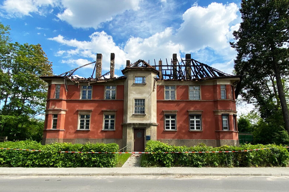 Der Tag danach: Das Haus ist nun unbewohnbar und womöglich einsturzgefährdet. Die Grundmauern nahmen starke Schäden.