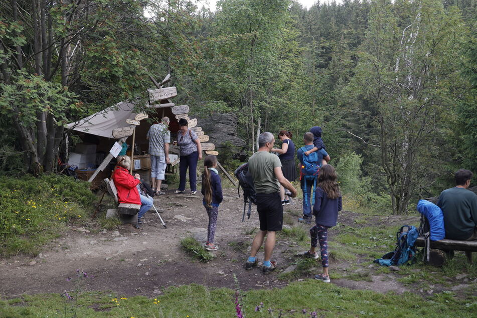 Ausflügler und Wanderer stehen Schlange: Das Waldcafé war bereits im Schwarzwassertal am "Grünen Graben" sehr beliebt.