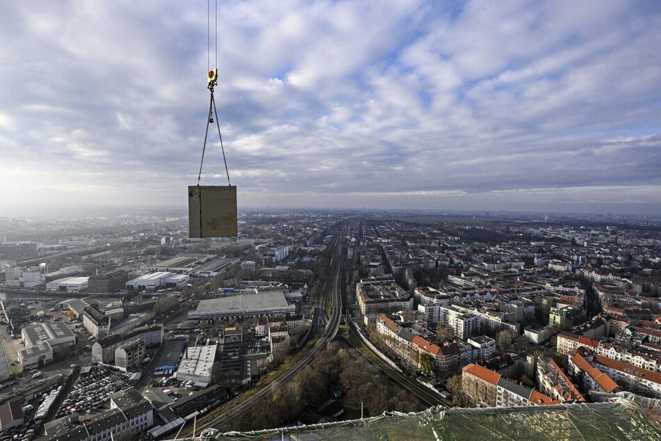 Einen Blick über die gesamte Stadt bietet der Estrel Tower auf seiner Turmspitze künftig Besuchern in der Skybar.