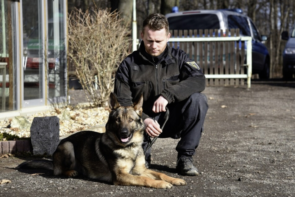 Polizeiobermeister Philipp Keller mit Spürnase Ivan.