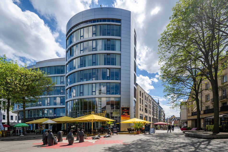 Viele Restaurants in Chemnitz haben Tische und Stühle vorm Lokal stehen.