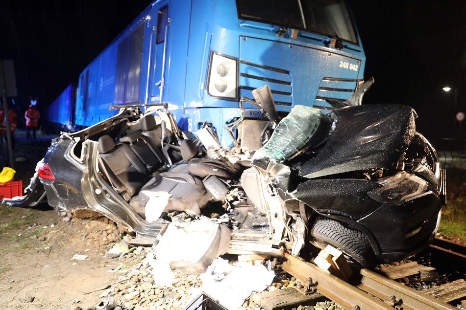 Auto von Zug erfasst und mitgeschleift! 39-Jähriger in Lebensgefahr