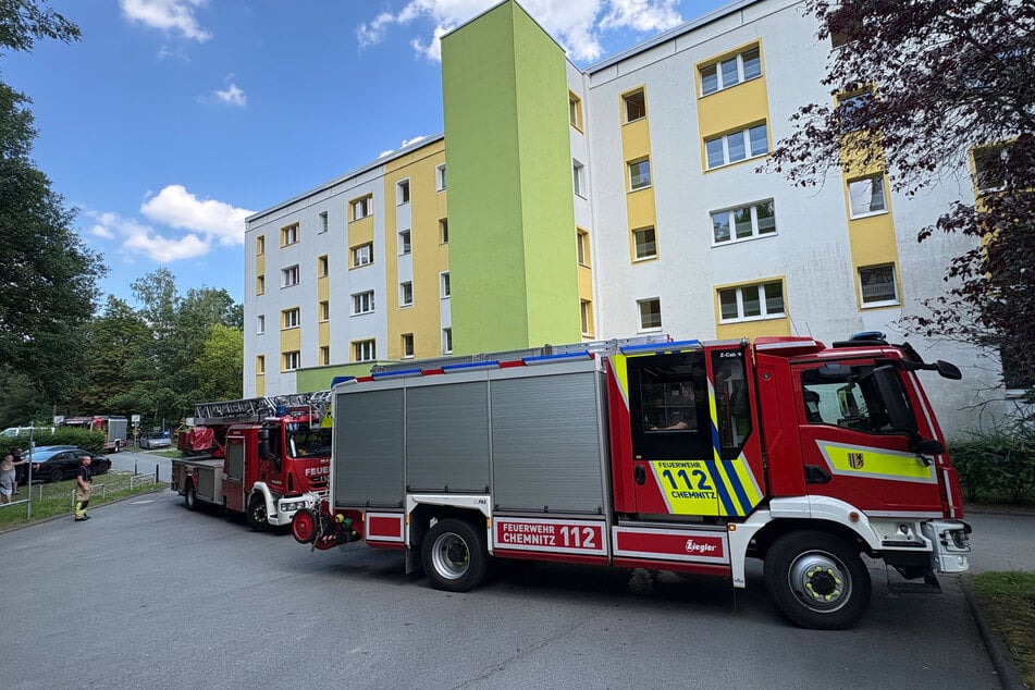 Die Feuerwehr rückte am Dienstagnachmittag zu einem Plattenbau in Chemnitz aus. Dort zündeten Chaoten Pyrotechnik im Treppenhaus.
