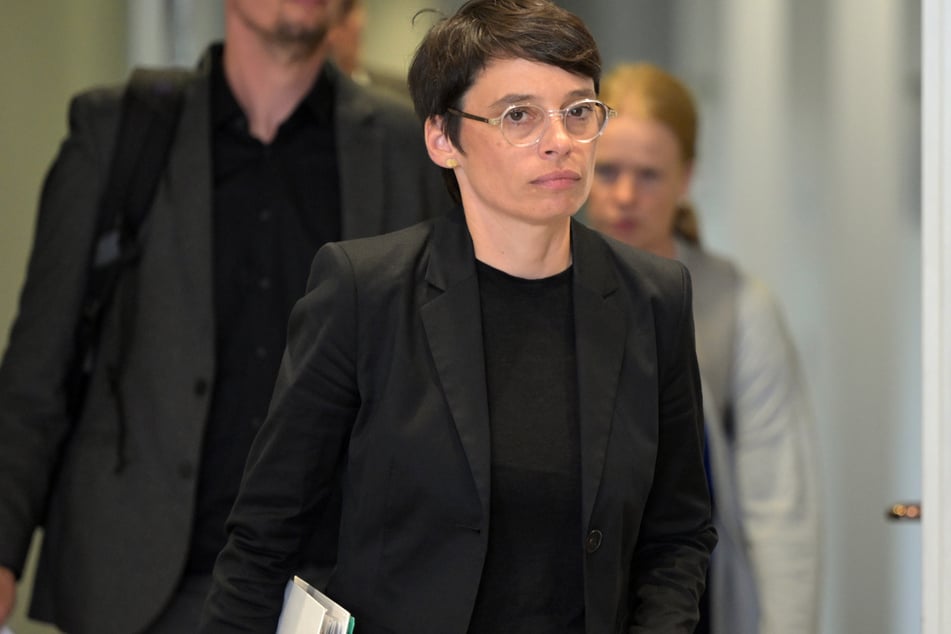NRW-Flüchtlingsministerin Josefine Paul (Grüne, 43) steht seit dem Solingen-Attentat im vergangenen Sommer in der Kritik.