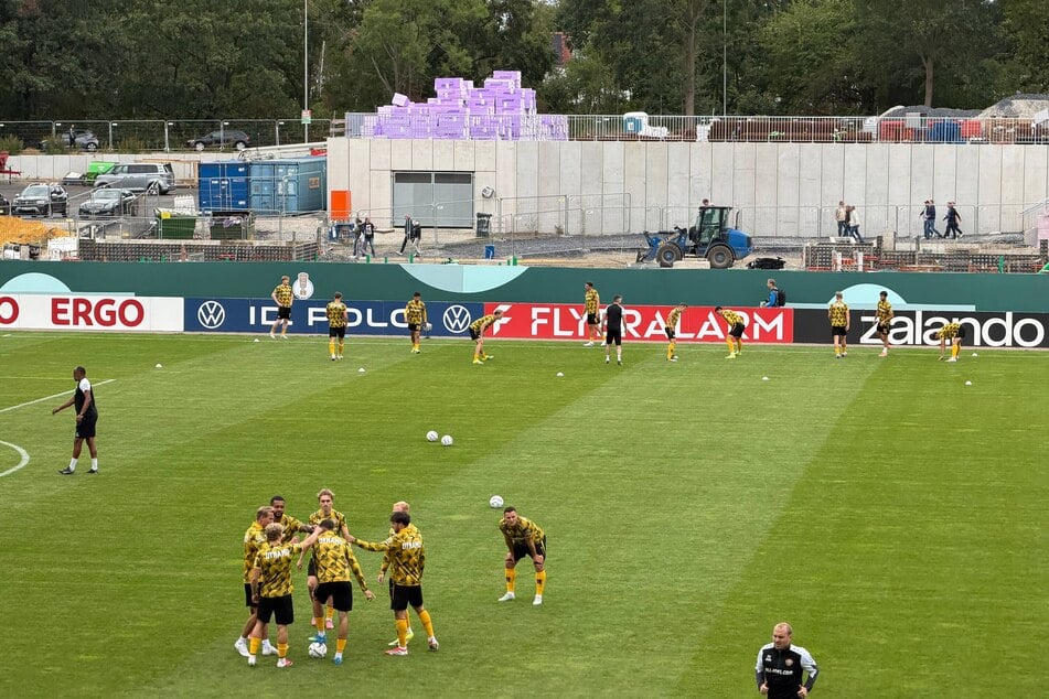 Die Dynamo-Kicker machen sich im Preußenstadion warm.