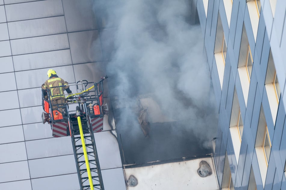 Berlin: Menschen drohen, aus Fenster zu springen: Hochhausbrand nahe Ostbahnhof