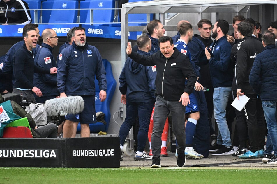 Nach dem Platzverweis wurde es wild! Spieler, Trainer und Betreuer zofften sich im Tunnel.