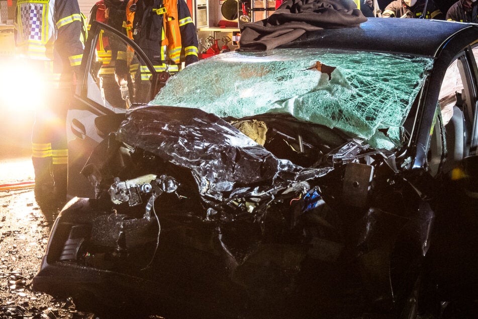 Tödlicher Frontal-Crash: Frau (20) stirbt am Unfallort, drei Schwerverletzte