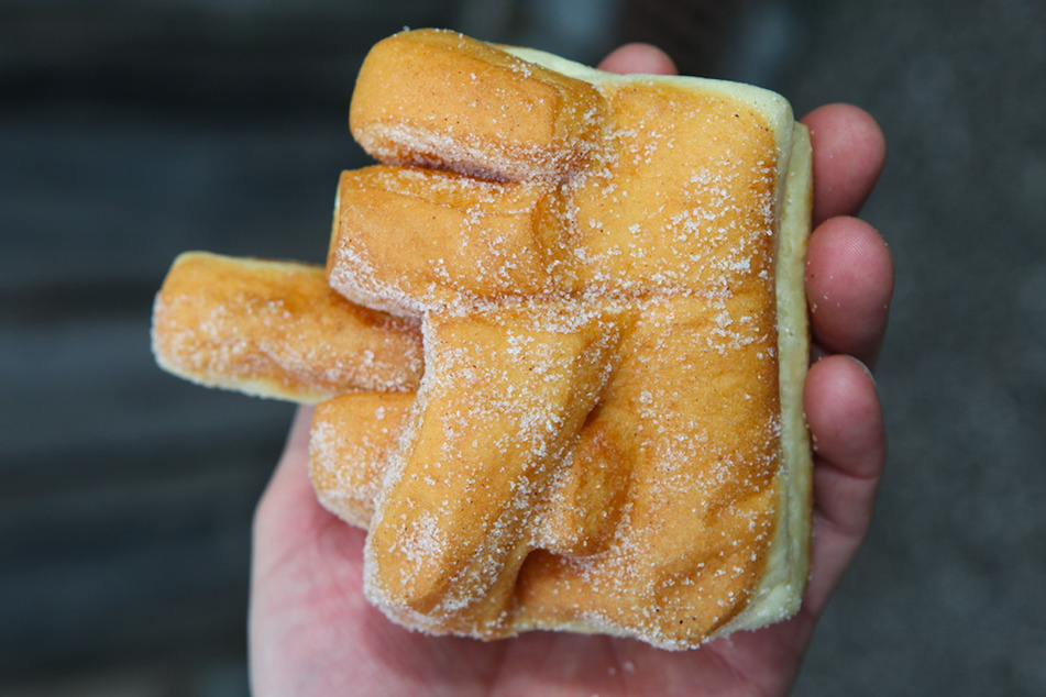 Der "Frustfinger"-Krapfen ist mit Aprikosenmarmelade gefüllte und setzt ein politisches Zeichen.