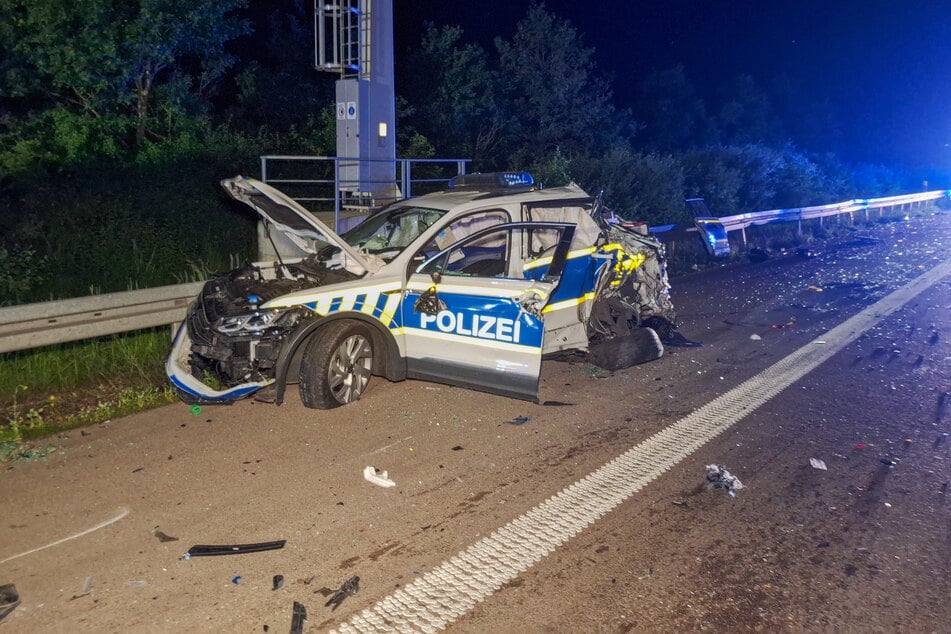 Auf der A9 kam es am Sonntagabend zu einem Unfall mit mehreren Fahrzeugen, darunter auch ein Polizeiauto.