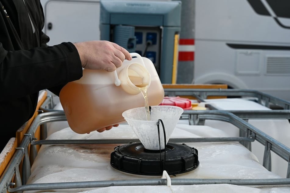 Zum Beton wird Urin geschüttet, worin der Baustoff tagelang gespült wird.