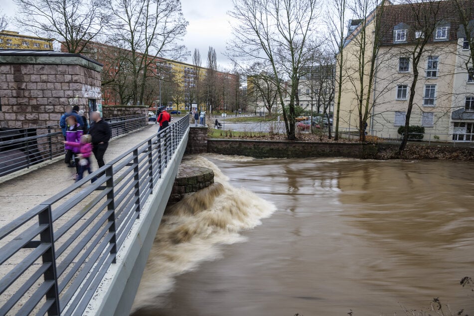 Der Fluss Chemnitz stieg am gestrigen Sonntag gefährlich an. Mittlerweile geht der Wasserstand stetig zurück.