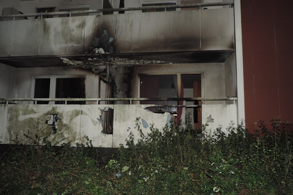 Balkon eines Mehrfamilienhauses in Flammen: Wohnung wird zerstört
