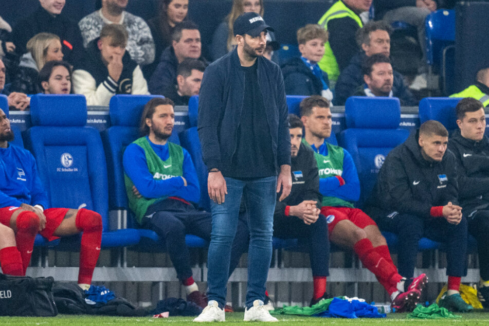Der nächste Grusel-Auftritt von Hertha BSC lässt einen ratlosen Sandro Schwarz (44, vorne) zurück