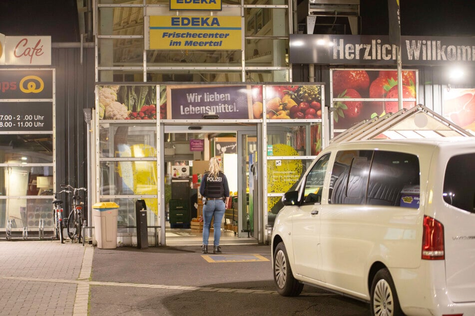 Die Unbekannten sollen den Supermarkt in Neuss ohne Beute verlassen haben.