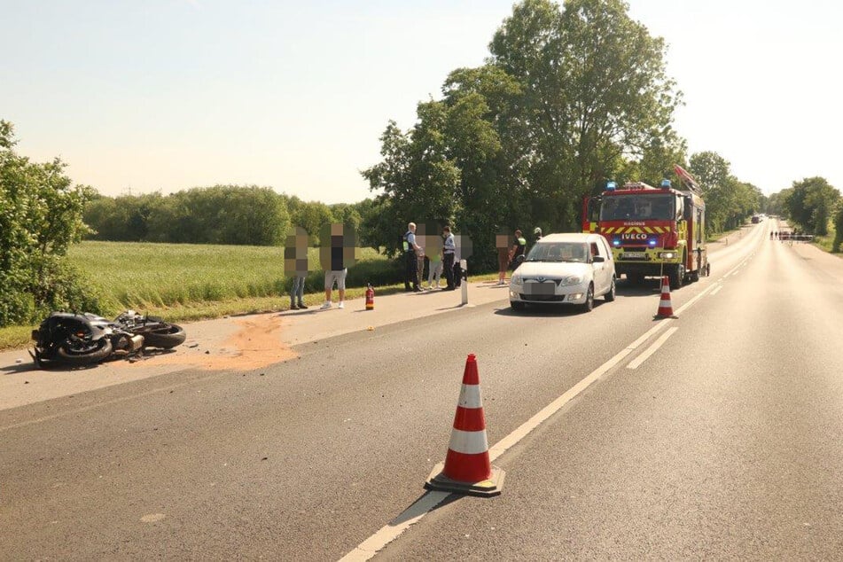 Die Landstraße blieb während der polizeilichen Unfallaufnahme gesperrt.