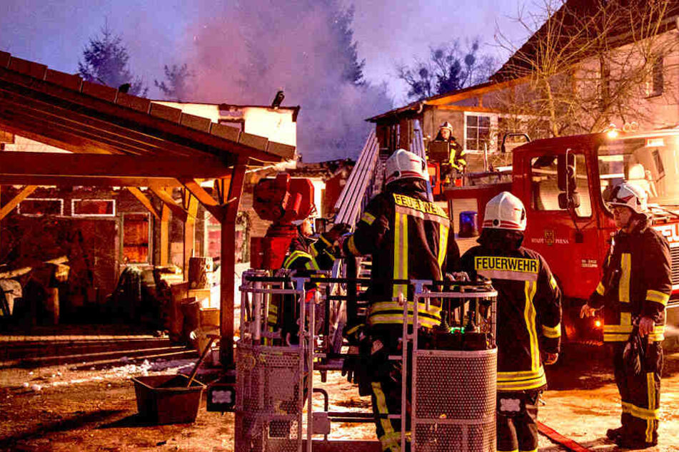 In letzter Minute gelang es den Kameraden, ein Übergreifen der Flammen auf das angrenzende Wohnhaus zu verhindern.
