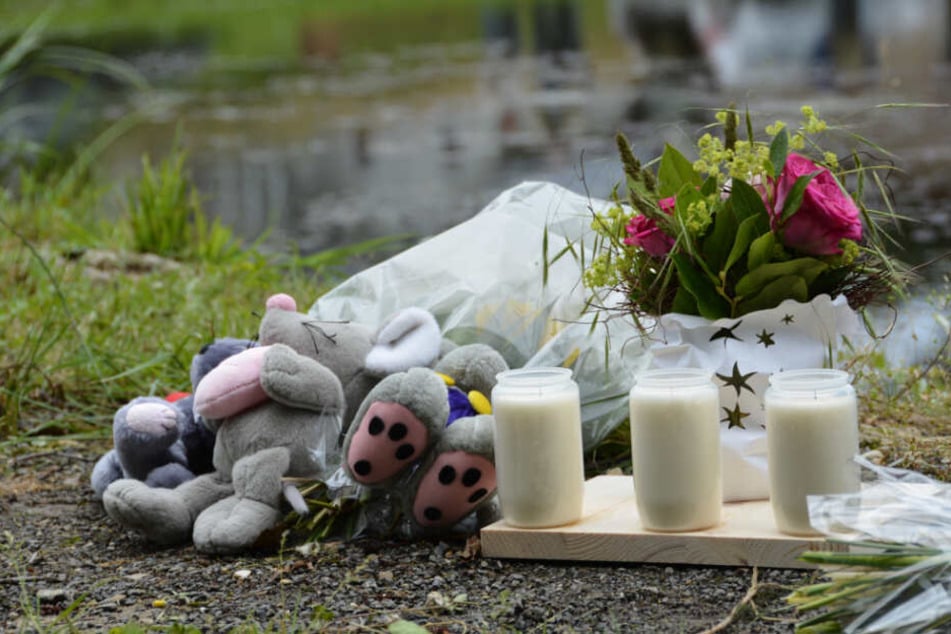 Blumen und Kuscheltiere wurden am Unglücksteich abgelegt (Archivbild).