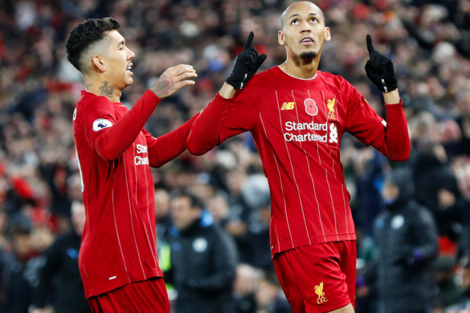 Fabinho (r.) bejubelt seinen Treffer zum zwischenzeitlichen 1:0. Roberto Firmino beglückwünscht ihn.