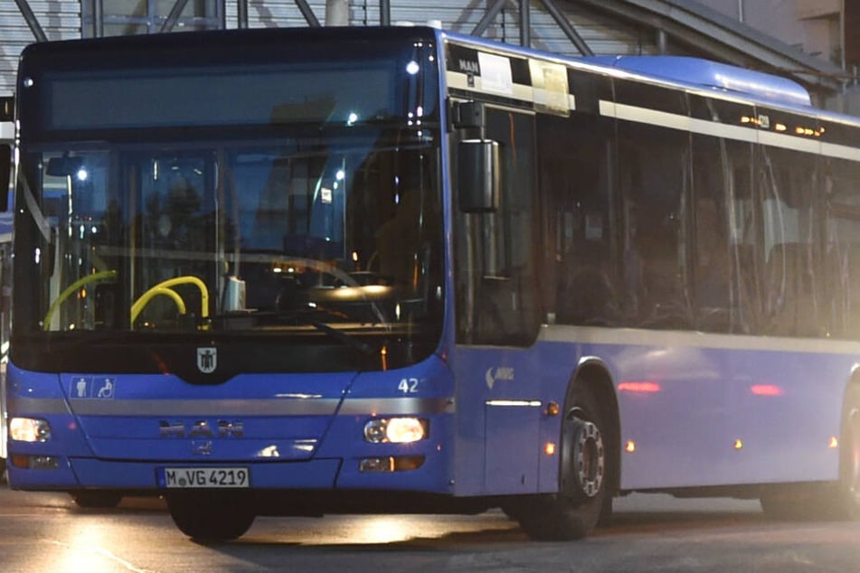 Acht Menschen wurden verletzte, als der Busfahrer volle Kanne auf die Bremse trat. (Symbolbild)