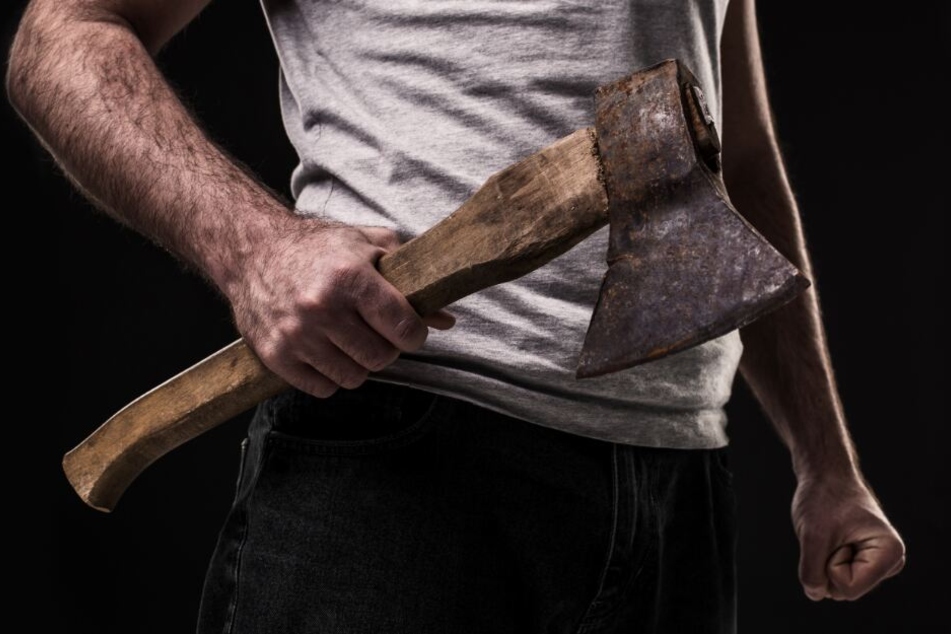 Mit einer Axt gingen die Täter auf ihr Opfer los. (Symbolbild)