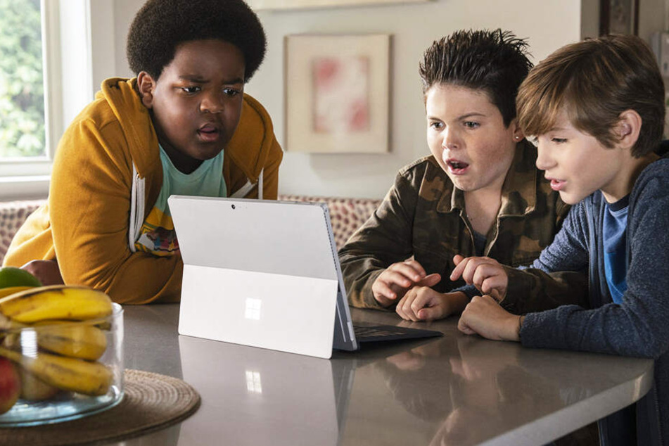 Max (r., Jacob Tremblay), Thor (M., Brady Noon) und Lucas (Keith L. Williams) googlen nach Küssen - und landen auf einer Porno-Seite!