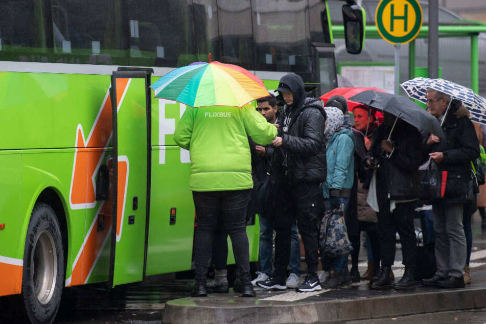 Fahrgäste besteigen einen Bus der Firma Flixbus. (Symbolbild)