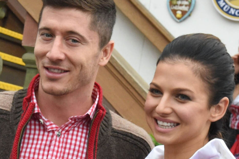 Der Spieler des Fußball-Bundesligisten FC Bayern München, Robert Lewandowski und seine Frau Anna gehen auf dem Oktoberfest ins Käferzelt.