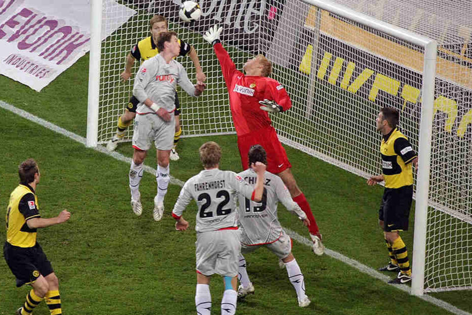 Torhüter Marcel Höttecke (M.) in seinem ersten von fünf Bundesliga-Spielen für Borussia Dortmund. Der BVB unterlag mit 1:3, hier trifft Frank Fahrenhorst (Nr. 22) gegen Höttecke zum zwischenzeitlichen 0:2