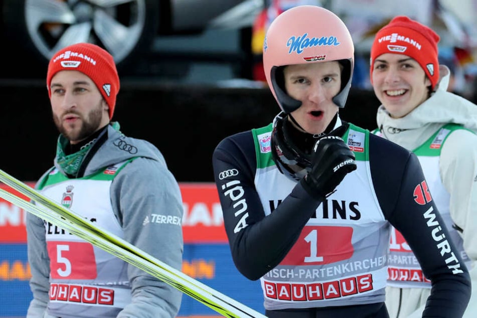 Karl Geiger jubelt nach seinem starken Sprung.