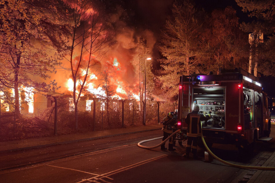 In Celle ist am frühen Freitagmorgen ein Gebäude in Brand geraten. Die Flammen schlugen meterhoch in den Nachthimmel.