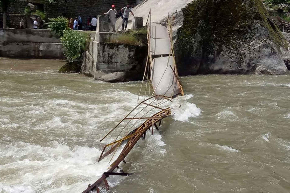 Bei einem Brückeneinsturz im pakistanischen Teil Kaschmirs sind mindestens fünf Menschen ums Leben gekommen.