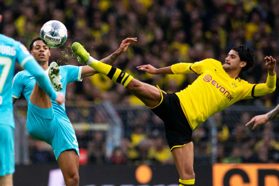 BVB-Sechser Mahmoud Dahoud (r.) und Wolfsburgs Rechtsverteidiger William mit einer artistischen Einlage.