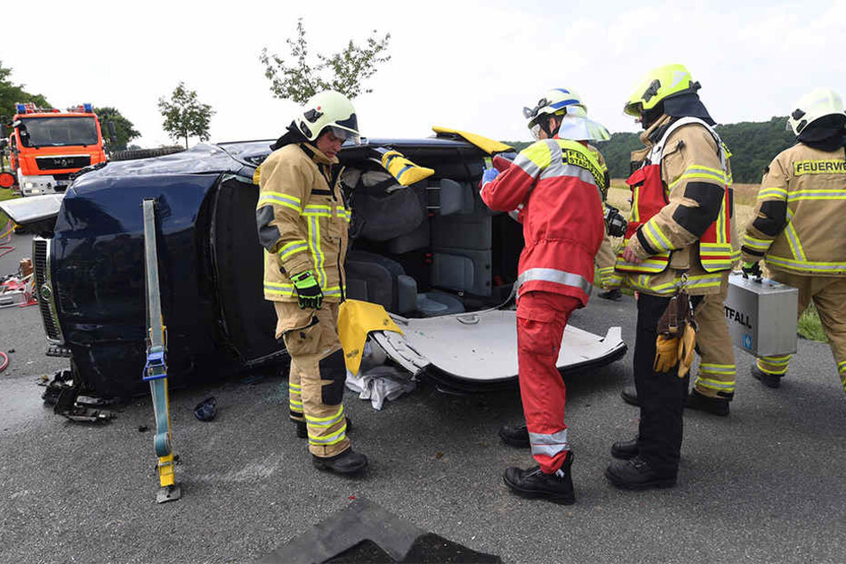 Die Feuerwehr musste das Dach des Soka abtrennen, um die Verletzten zu retten.