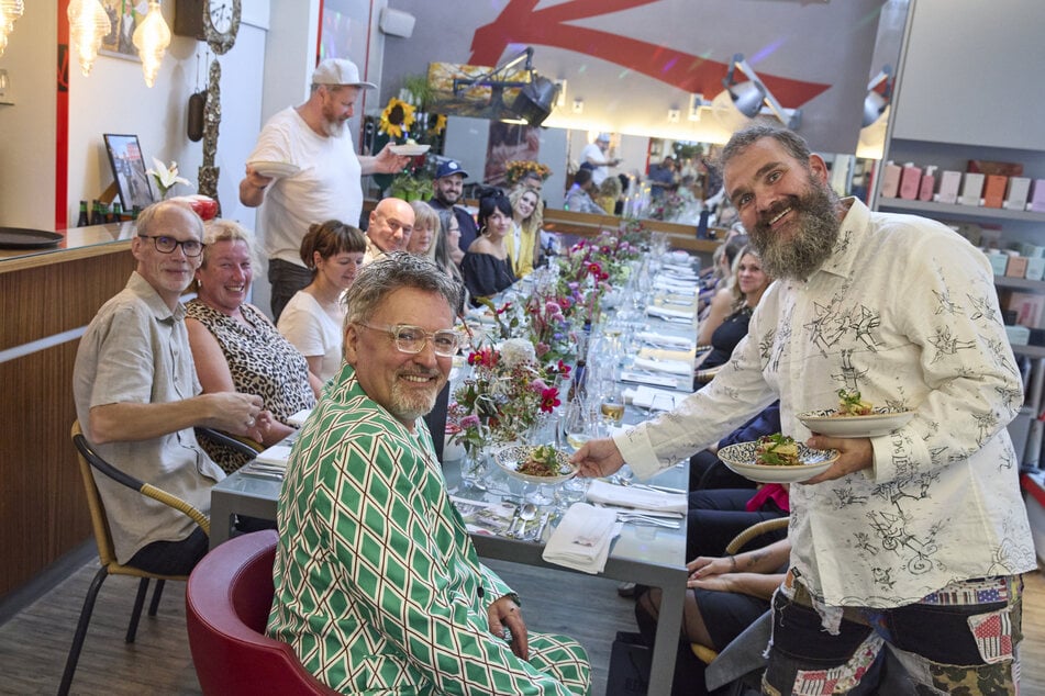 Keine haarige Sache: Frank Ollhoff (47, r.) vom "Petit Frank" verwandelte den Frisörsalon von Holger Knievel (60, M.) in ein Lokal.