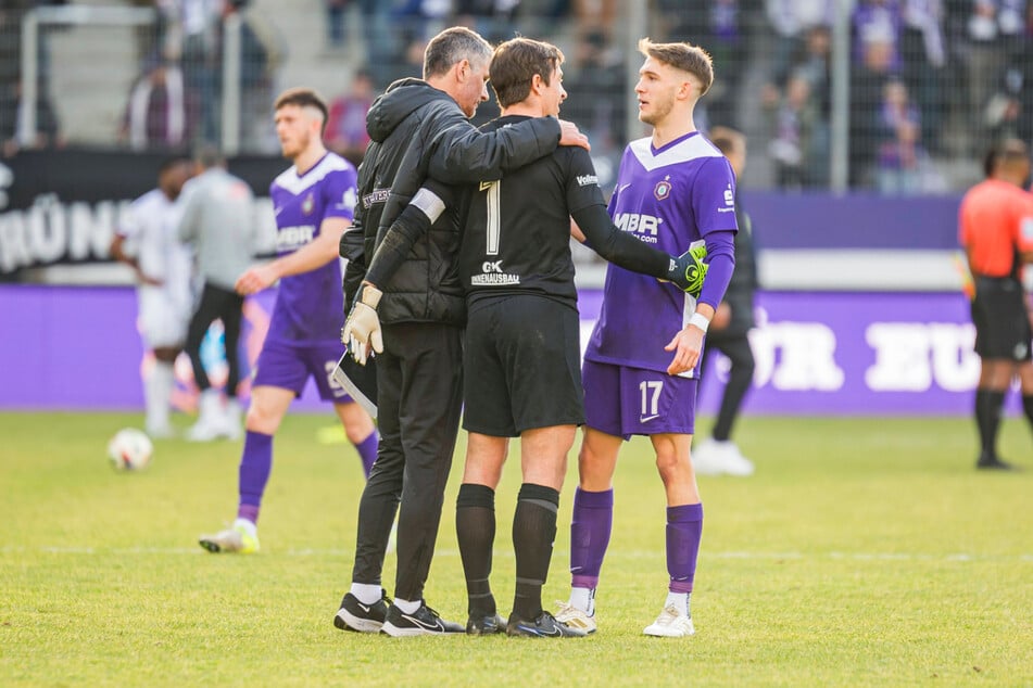 Die verrückte Szene war natürlich nach dem Abpfiff Gesprächsstoff zwischen (v.l.) Trainer Jens Härtel, Martin Männel und Pascal Fallmann.