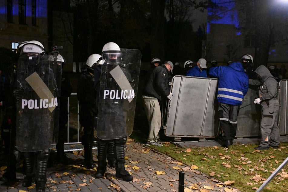 PiS-Anhänger versammelten sich vor dem Verfassungsgericht in Warschau, die Polizei marschierte auf.