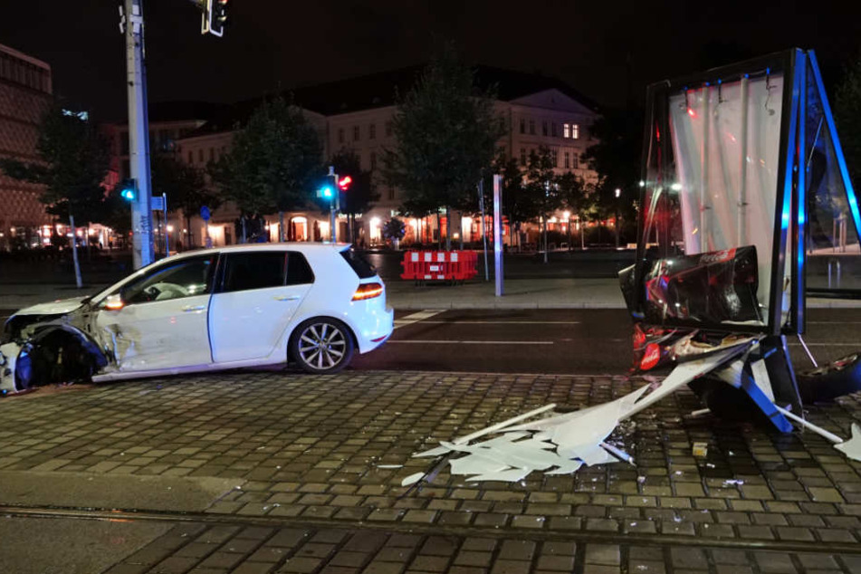 Am Donnerstagabend krachte ein weißer VW in ein großes Werbebanner.