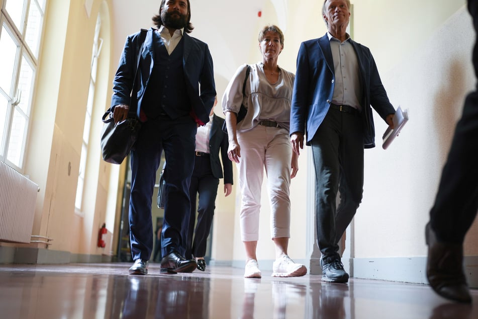 Ingo Bott (v.l.n.r.), Christina Block und Gerhard Delling kommen im Strafjustizgebäude nach einer Pause zum Gerichtssaal.