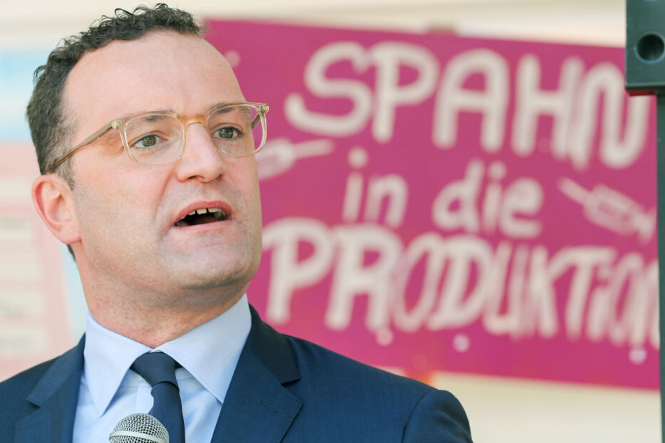 Bundesgesundheitsminister Jens Spahn (39, CDU) darf sich von der Blondine einiges anhören.