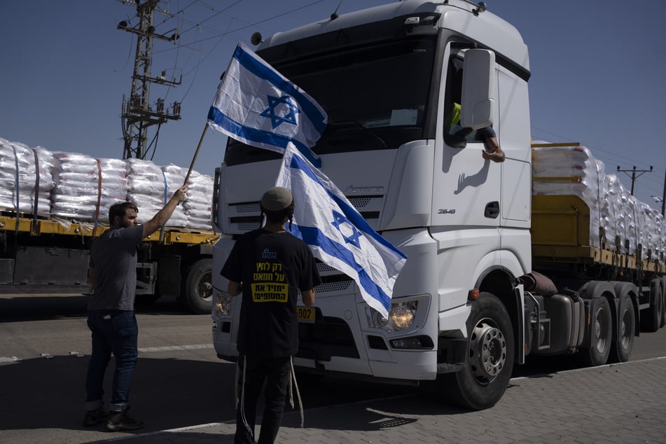 Zahlreiche Israelis versuchen immer wieder, Lastwagen mit humanitären Hilfsgütern an der Einfahrt in den Gazastreifen zu hindern.