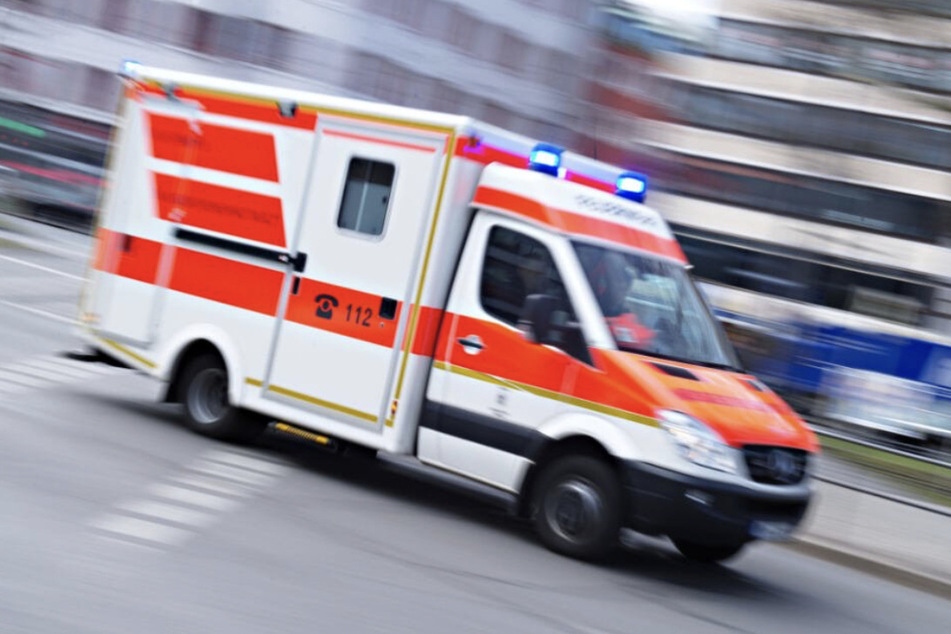 Der schwerverletzte Radfahrer (62) wurde nach dem Zusammenstoß mit einem Rettungswagen in ein Krankenhaus verbracht. (Symbolbild)