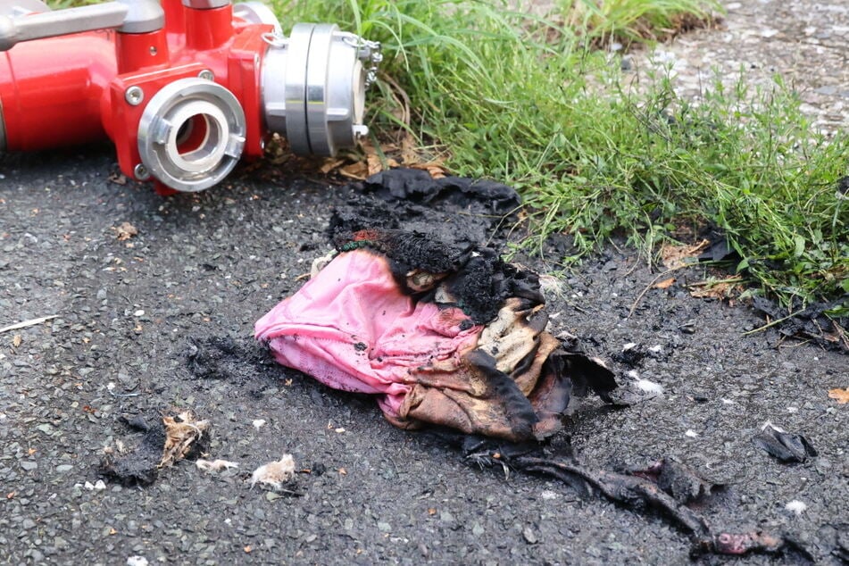 Müll geriet in Brand.