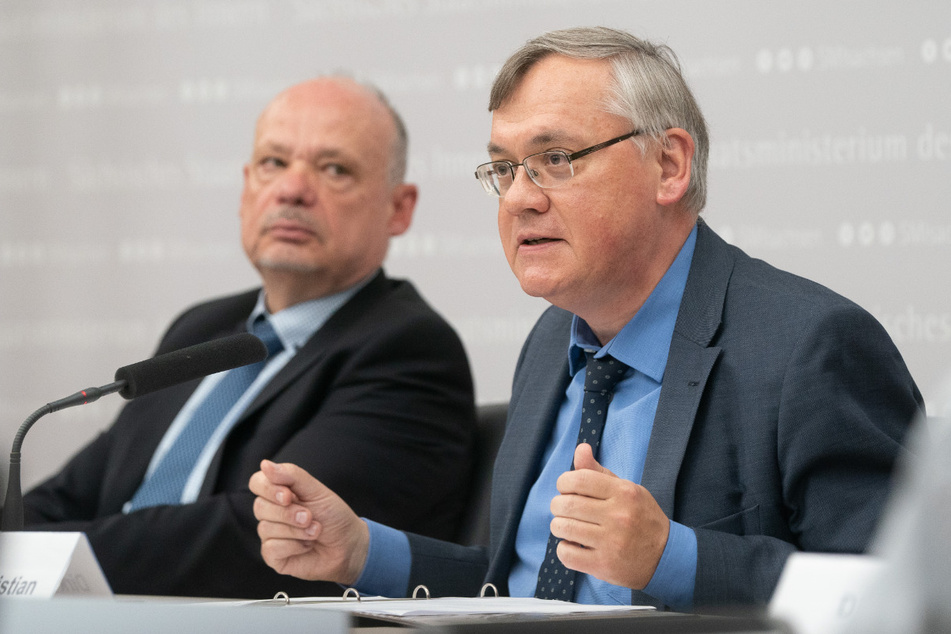 Dirk-Martin Christian (r), LfV-Präsident , und LKA-Präsident Petric Kleine (l) während der Pressekonferenz zum tödlichen Messerangriff in Dresden.
